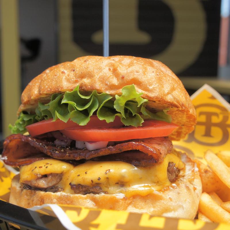 厚切りベーコンチーズバーガー(BORDER TOWN)の写真