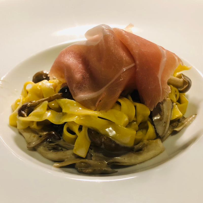 生ハムとキノコのクリームソースのフェットチーネ(リストランテ 松本)の写真