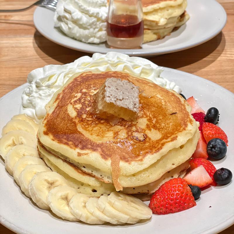 コームハニー&フレッシュフルーツのパンケーキ(カフェ tables cook & jonathan‘s bookstore タブレスクック＆ジョナサンズ ブックストア 京橋 店)の写真