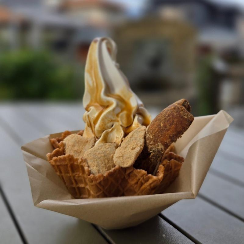 信玄餅ソフト+(桔梗屋 本社 )の写真