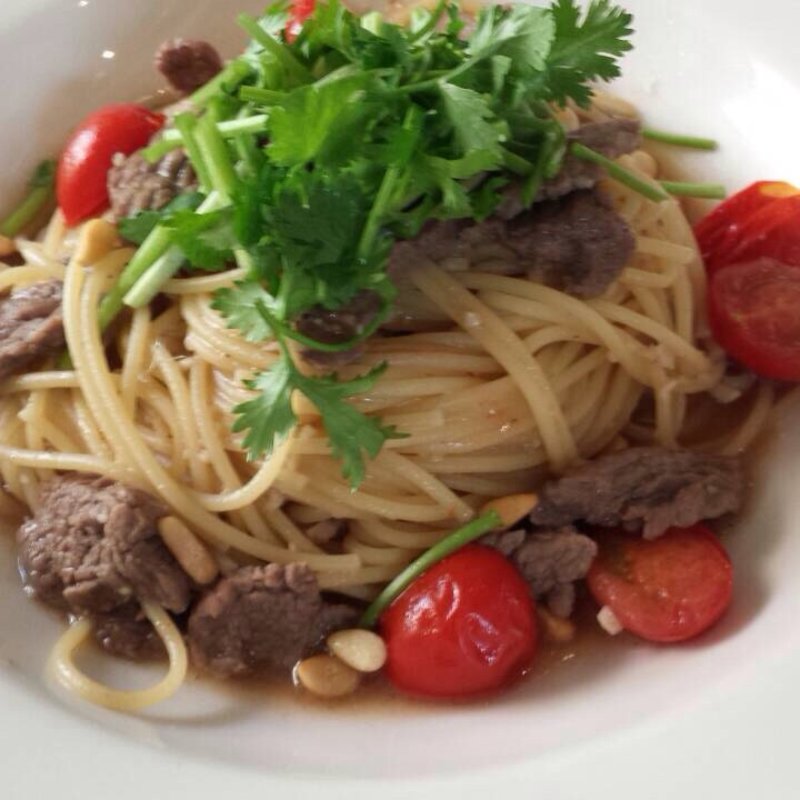 牛肉とチェリートマト、コリアンダーのスパゲッティー