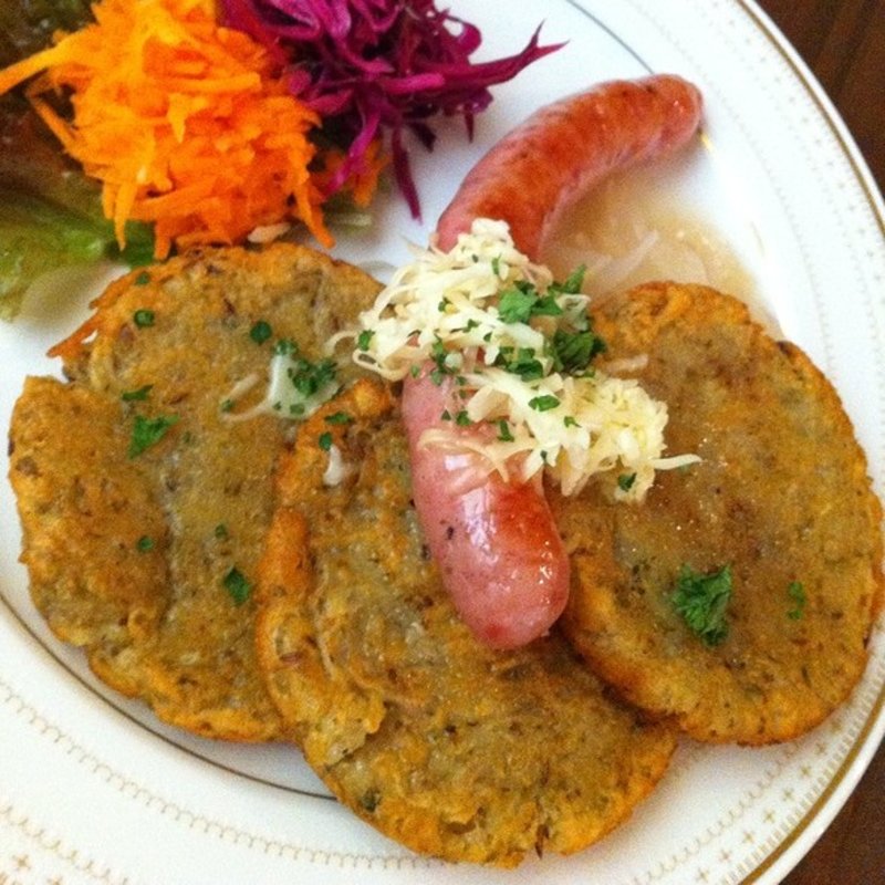 ブランボラーク（チェコのジャガイモのお好み焼き）とソーセージ (セドミクラースキー)