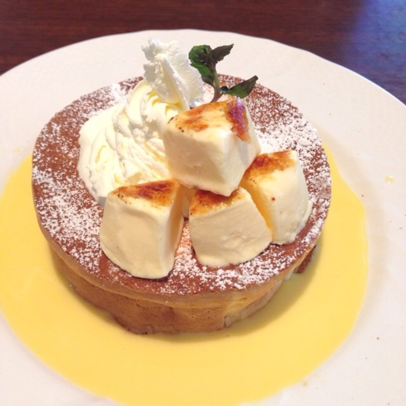 クレマカタラナとアングレーズソースのスフレパンケーキ(星乃珈琲店 新横浜店)