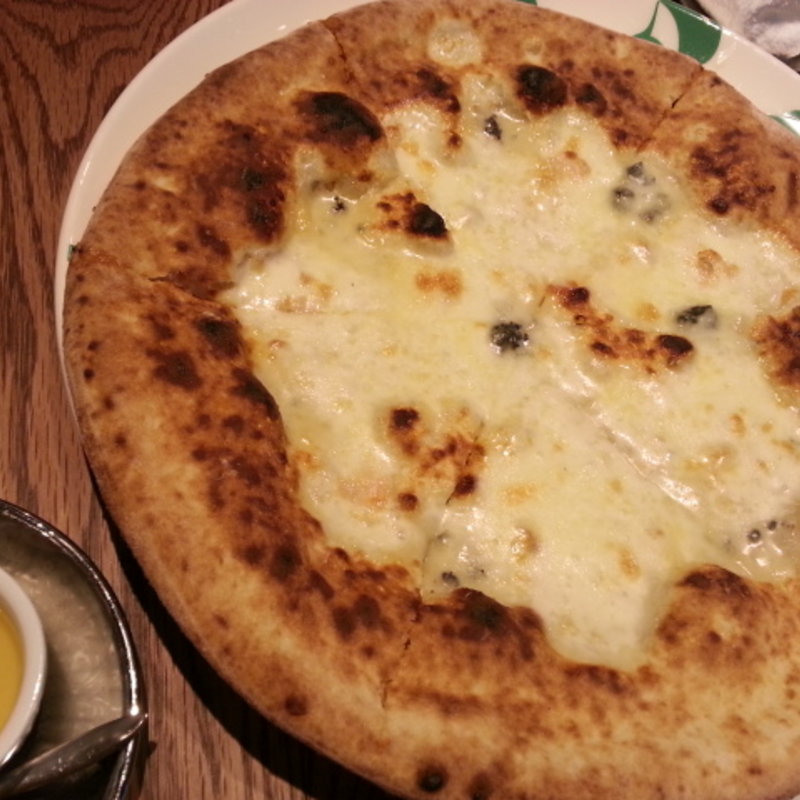 ピッツァ クアトロフォルマッジ(マーノ エ マーノ みなとみらい)