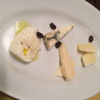 チーズの盛合わせ(イル・バーカロ)