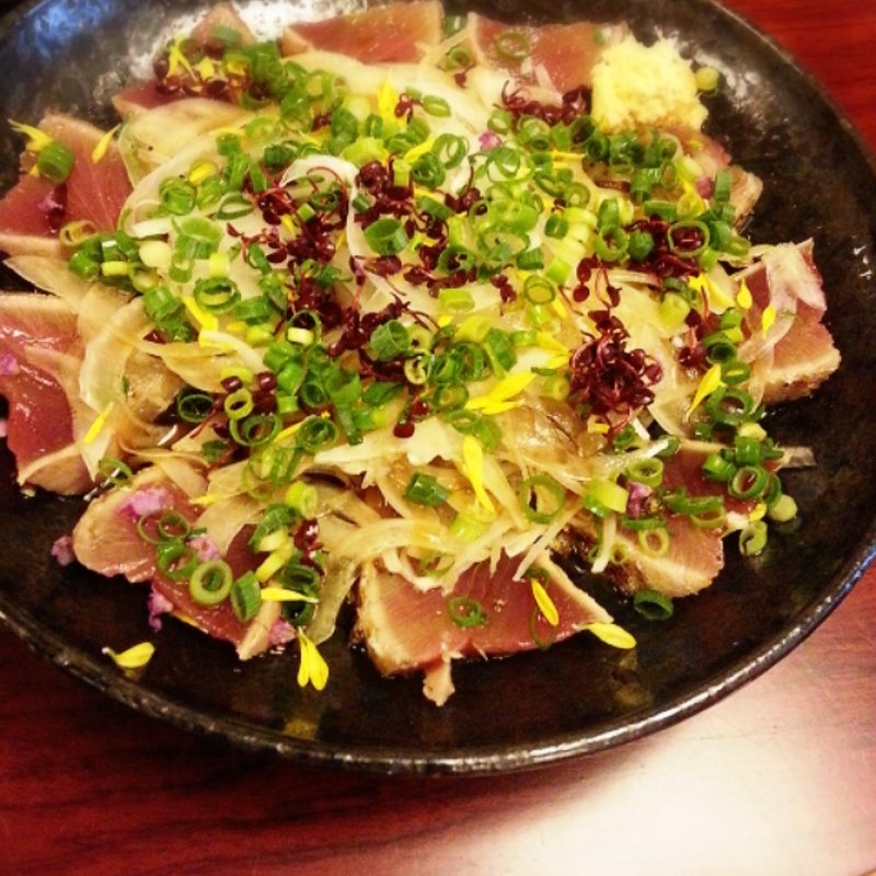 新玉葱と初鰹の土佐造り(和楽庵 御徒町本店)