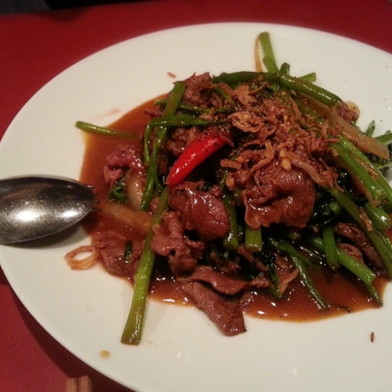 空芯菜と牛肉の炒め (Nha Viet Nam 恵比寿本店)