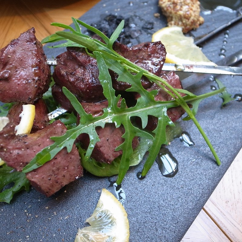 国産牛ハツのレア炙りピンチョス(SHELL&ワインダイニング　Lacco)