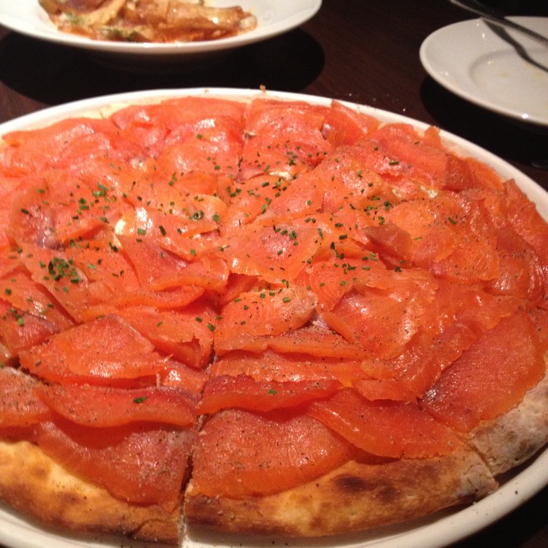 スモークサーモンのピザL(ウルフギャング・パック レストラン＆カフェ 愛知芸術文化センター店)