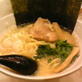 塩豚骨ラーメン(ゴル麺。横浜本店)