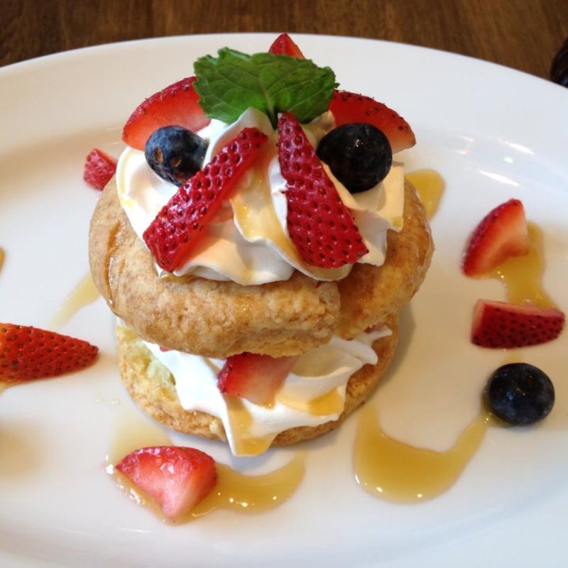 ストロベリー&ブルーベリービスケットサンド (Chelsea Cafe たまプラーザテラス店)