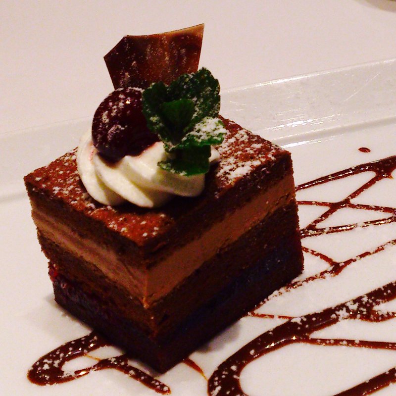 イチジクとチョコレートのムース オペラ仕立て(ブラッスリー ポール・ボキューズ ラ・メゾン)