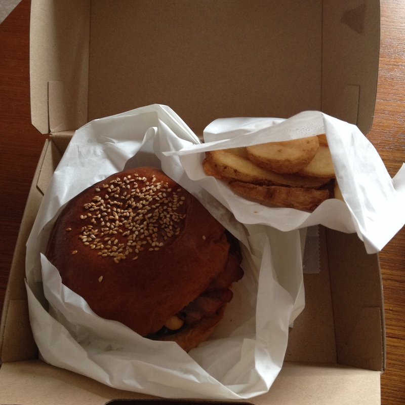 ベーコンチーズバーガー(ARMS Delivery & Take out shop)