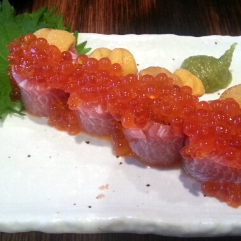 ウニといくらの腹身巻き(マグロマート 本店)