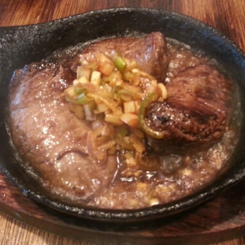 ノドウラ肉の鉄板焼き(マグロマート 本店)