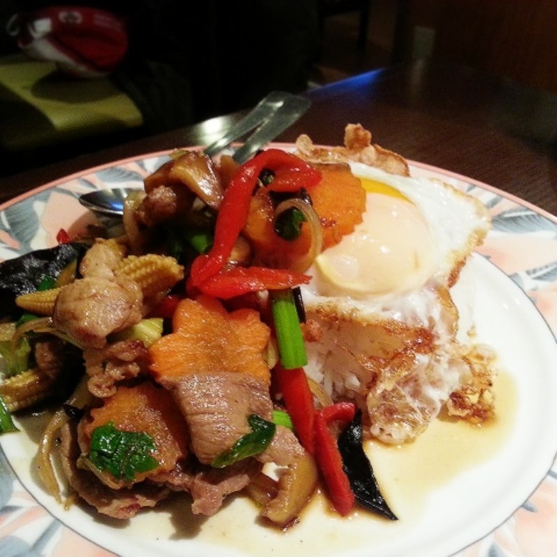 ガパオ　ムー　ラート　カオ(シヤー・トムヤムクン・ポーチャナー )