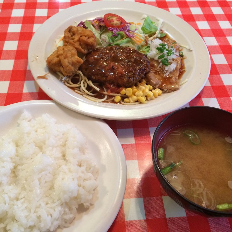 ハンバーグ＆生姜焼き＆唐揚げ定食(ふうらい坊)