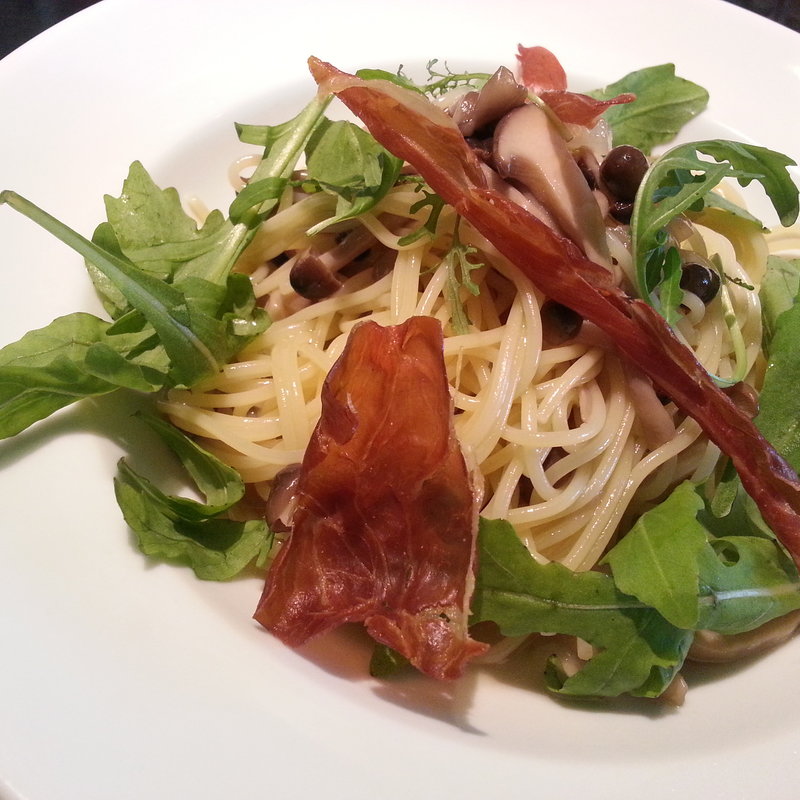 3種キノコのマリネと生ハムチップの冷製スパゲッティーニ(トラットリア ゴデレッチョ 恵比寿)