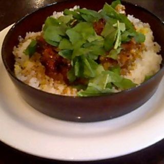 鶏肉のバジル丼　                    (ファイヤーキングカフェ)
