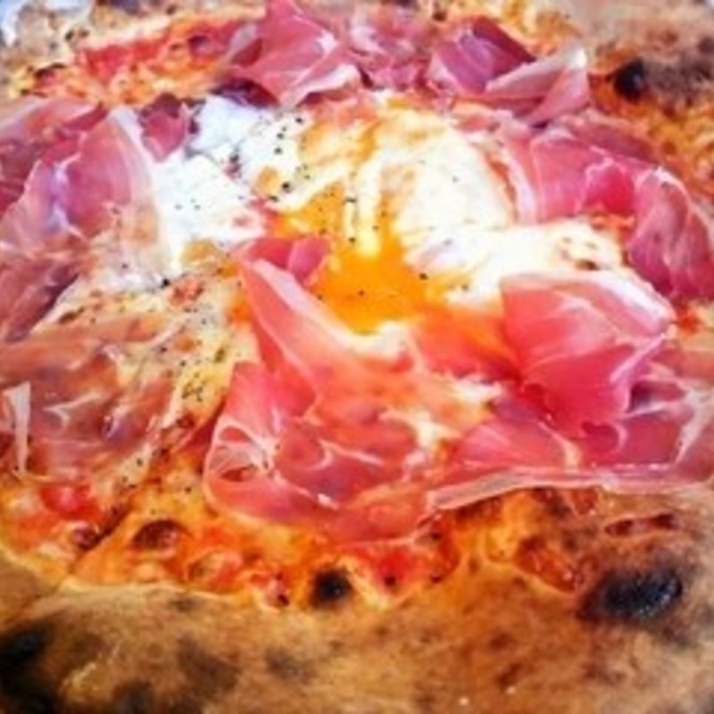 パルマ生ハムと半熟卵のピッツァビスマルク(IL PACIOCCONE DI CHIANTI )