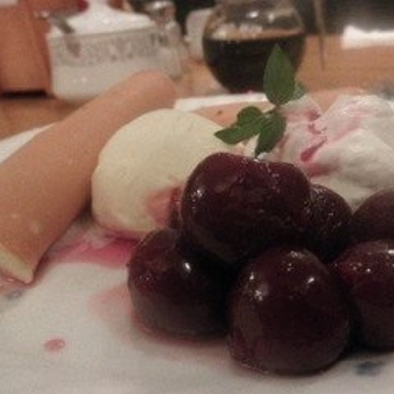 アメリカンチェリーとフランボワーズのパンケーキ(カフェレストランカスタネット)