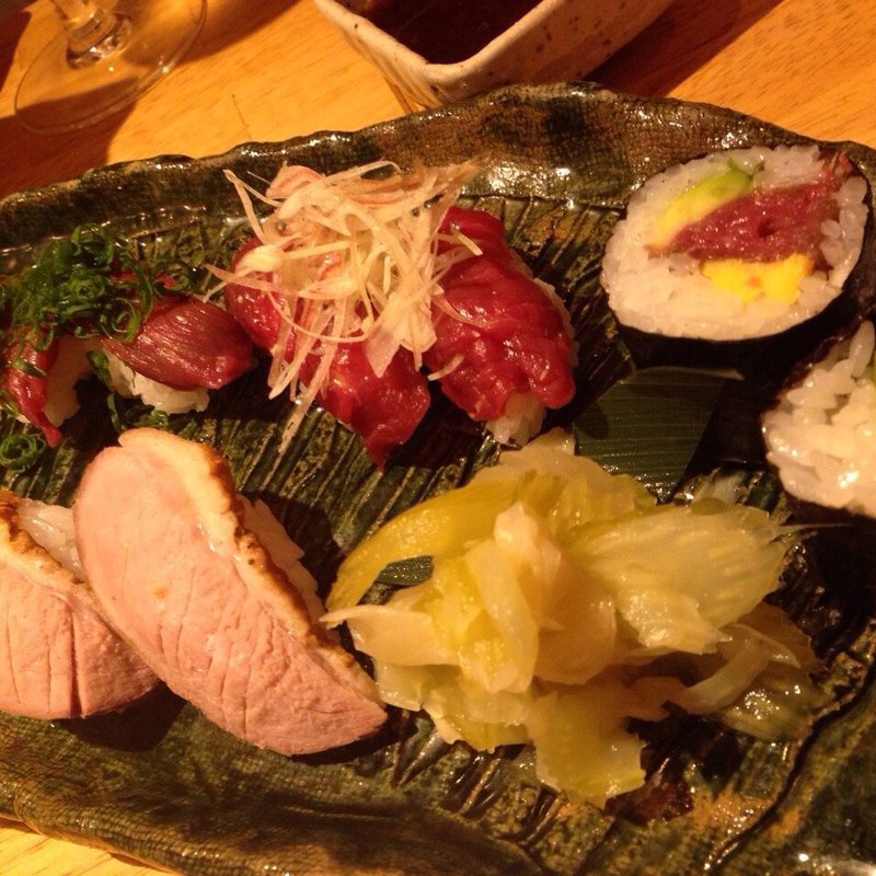 寿の足音盛り合わせ  8貫盛り(2貫4種類) (加藤商店 バル肉寿司 since2010 by 炉とマタギ （バルニクスシ）)