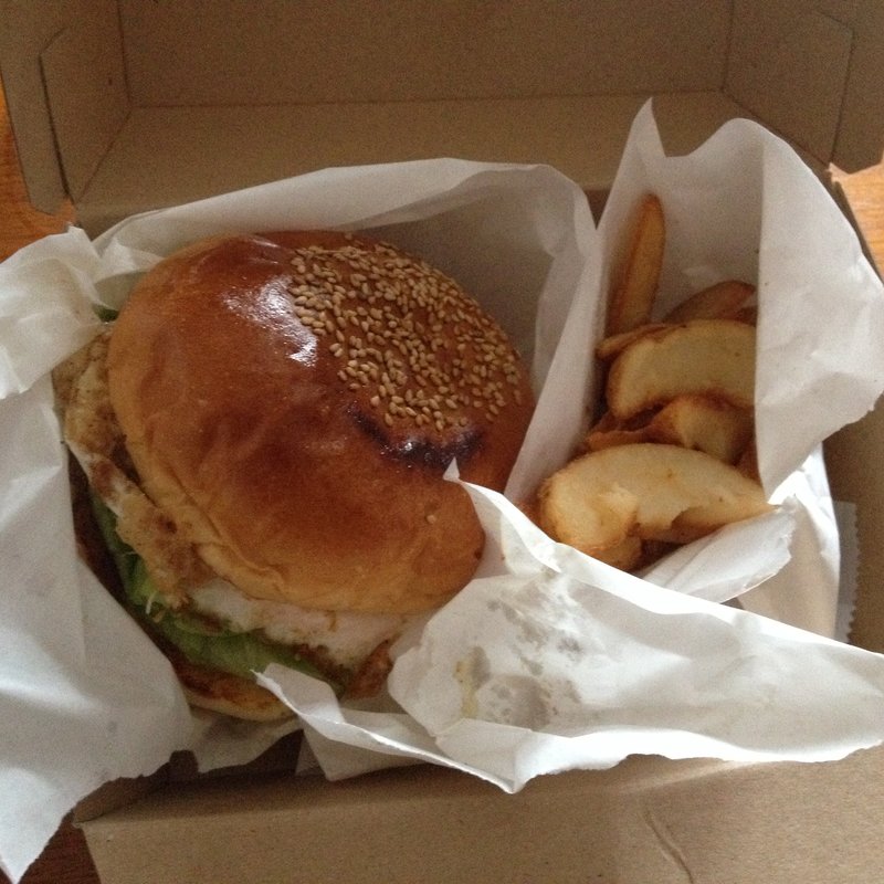 テリヤキチキンバーガー(ARMS Delivery & Take out shop)