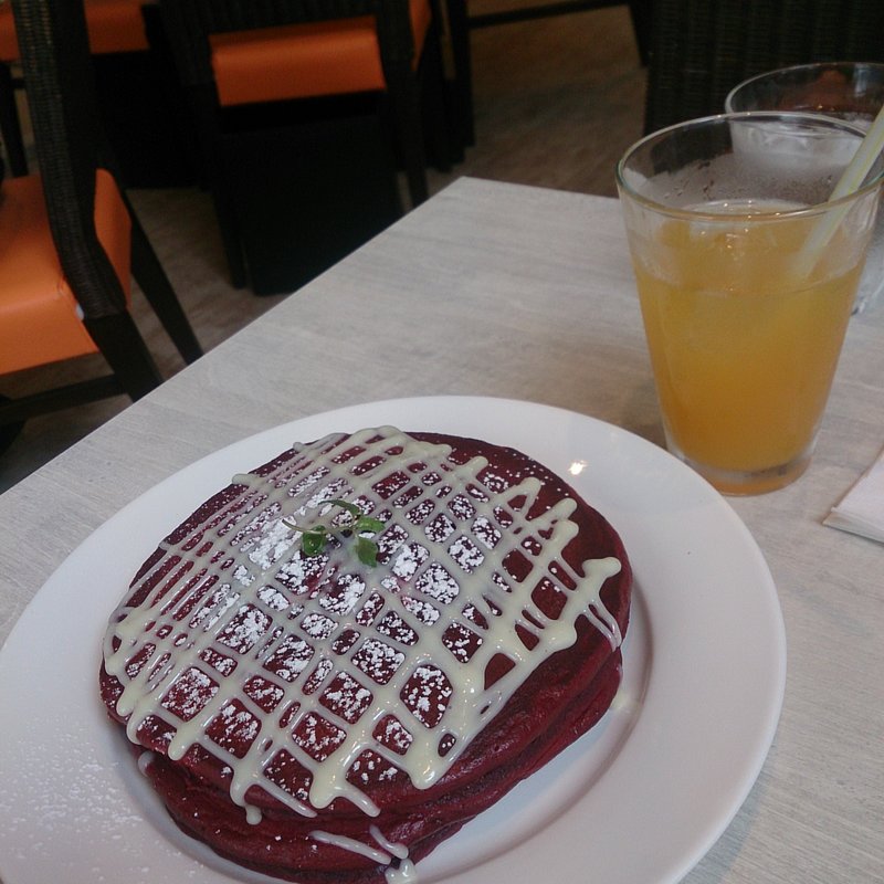 レッドベルベットパンケーキ ハーフ(Cinnamon's Restaurant 横浜山下公園店)