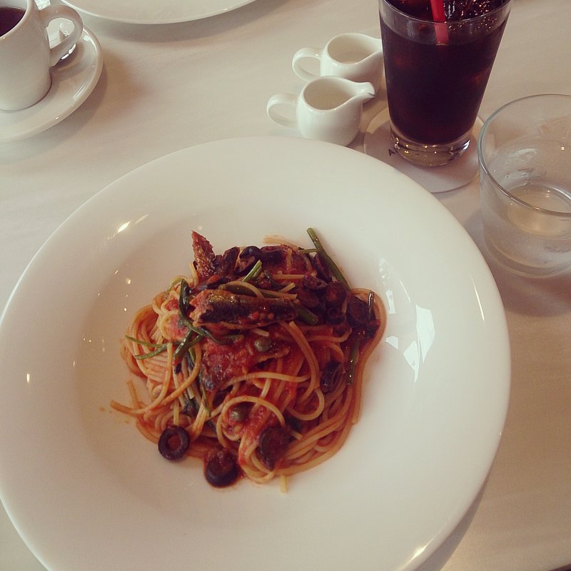 鰯と空芯菜のプッタネスカ(アニヴェルセル カフェ みなとみらい横浜)