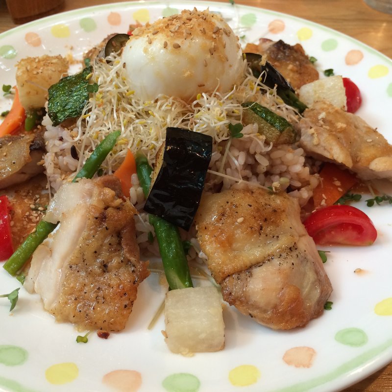 とり肉と夏野菜をのせた、お日さまごはん(カフェ麦わらぼうし （カフェムギワラボウシ）)
