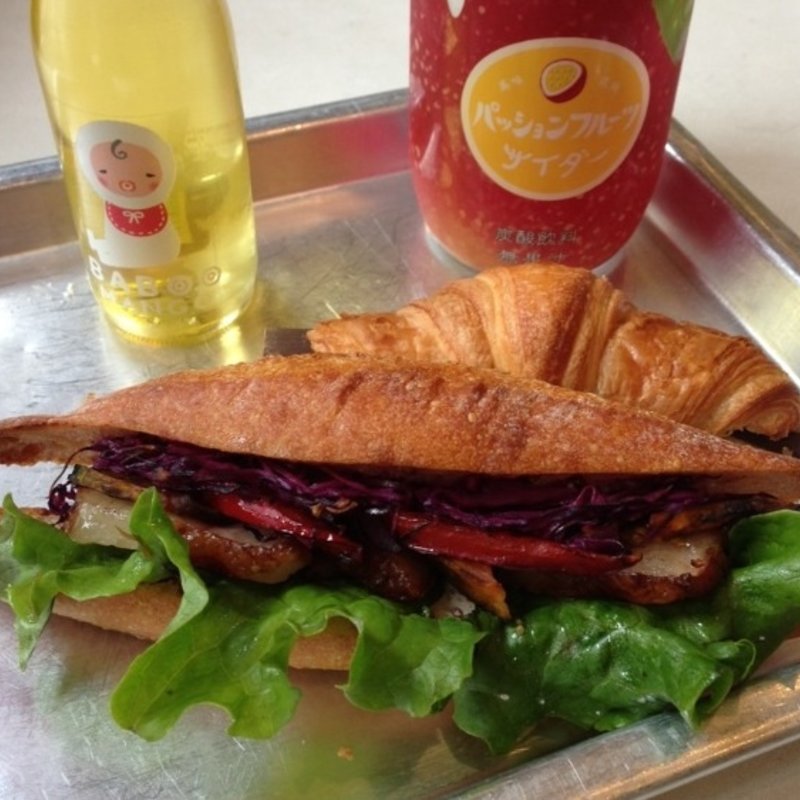 イベリコ豚と紫キャベツのサンドウィッチ(プラ・ビダ （i Pura Vida !）)