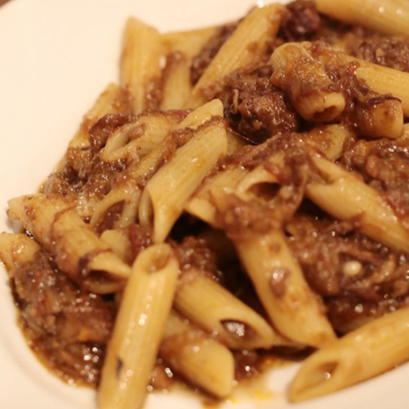 赤ワインで煮込んだ牛バラ肉のペンネ(アモーレ 木屋町)