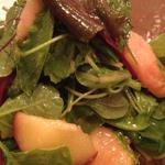 季節のフルーツと緑の葉野菜のサラダ