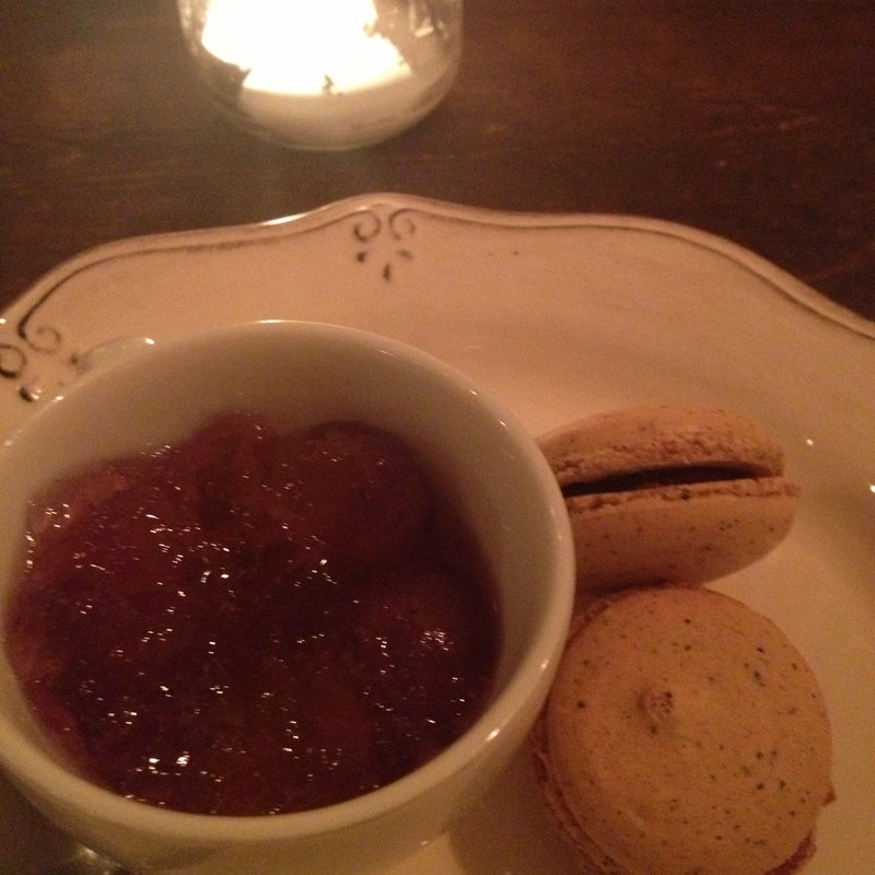 チョコマカロンと木イチゴのゼリー(organ)