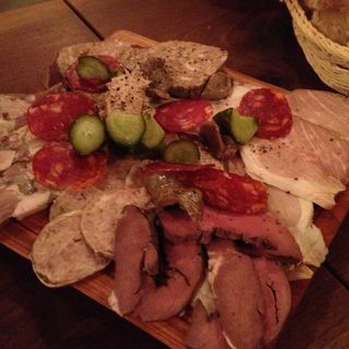 お肉屋さんの前菜盛り(ラ ピヨッシュ)