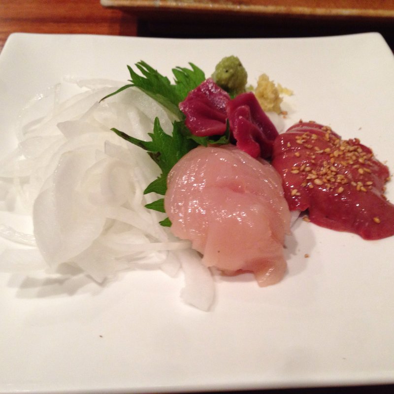 鶏の刺身盛り合わせ(鳥はな)