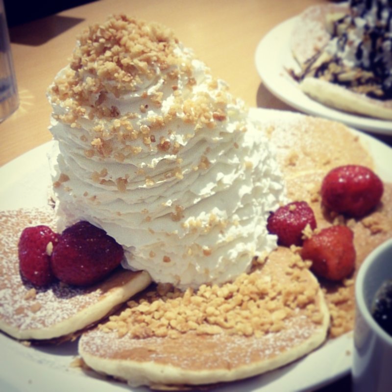 ストロベリーホイップクリームとマカデミアナッツパンケーキ(Eggs 'n Things 横浜山下公園店)