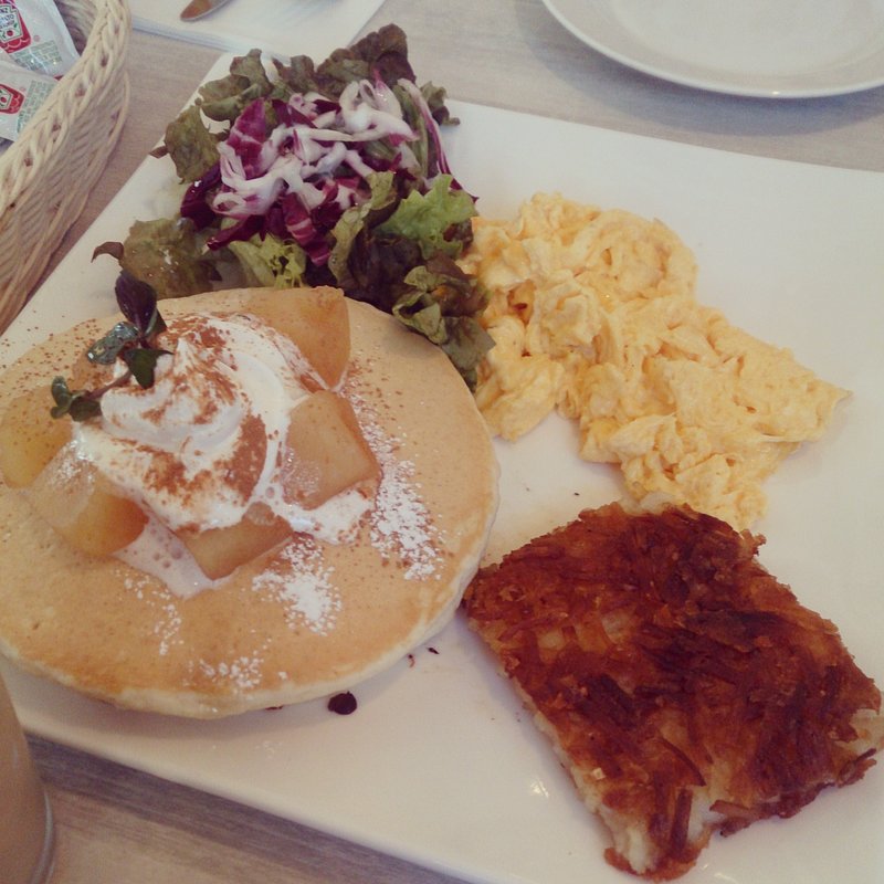 シナモンズセットメニュー シナモンアップルパンケーキwithスクランブルエッグ&ハッシュブラウン(Cinnamon's Restaurant 横浜山下公園店)