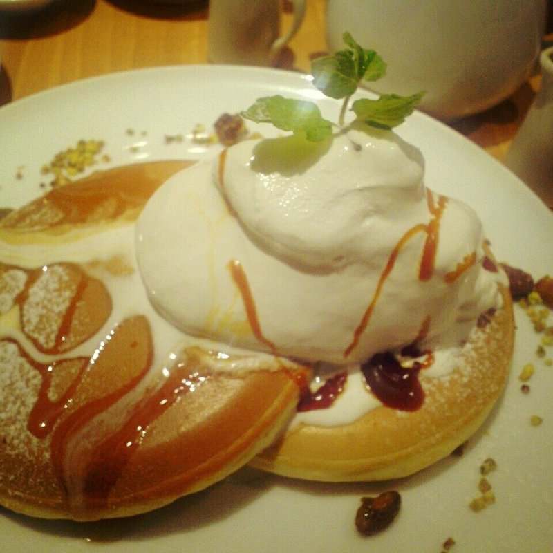 ビター＆スイート2種の生キャラメルソース　ミルクアイス添え(パンケーキ・リストランテ)