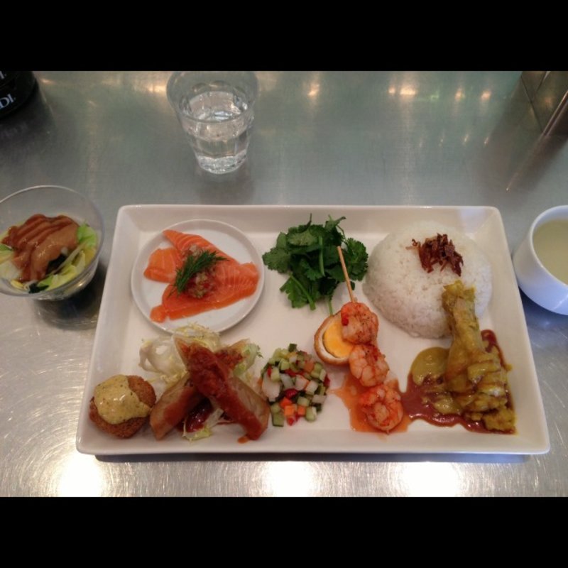 5種類のおかずのランチプレート(ファイヤーキングカフェ)