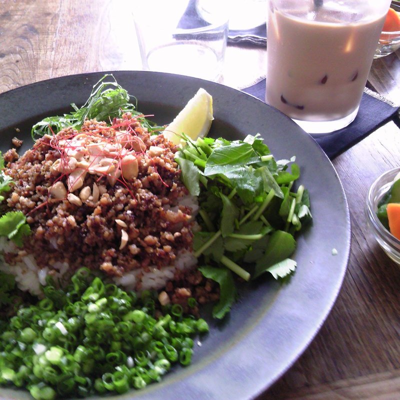 エスニックそぼろカレーとアイスチャイ、コーヒーゼリー(OXYMORON komachi)