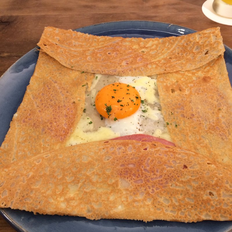 モルダデラハム、チーズ、エッグのガレット(カフェ・キャバノン)
