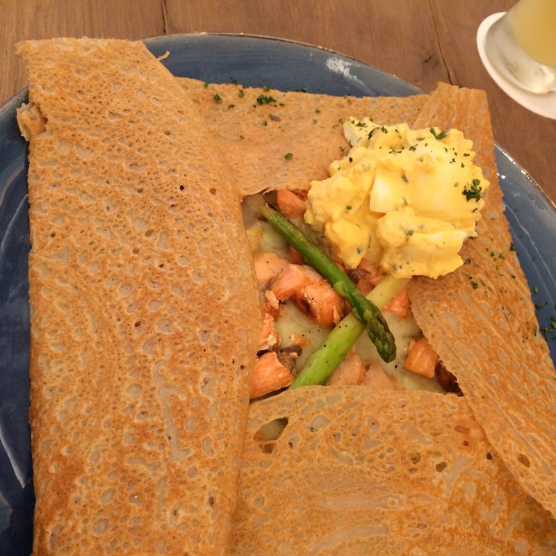 サーモンとアスパラソテー、ゆで卵サラダのガレット(カフェ・キャバノン)