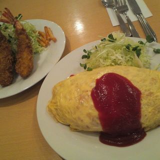 オムライス＋エビフライ(レストラン コトブキ)