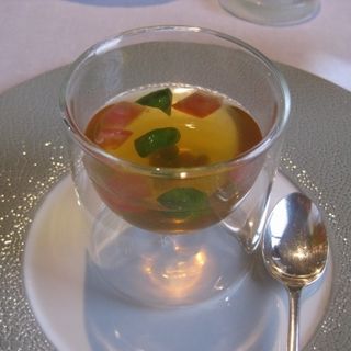 グリンピースとトマトとバジルの冷製コンソメスープ(Petrus)