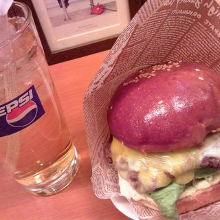 洋光台チーズハンバーガー+ドリンク(パスタイム)