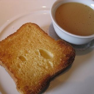 Foie gras and chicken liver parfait with toasted brioche(LA TROMPETTE)