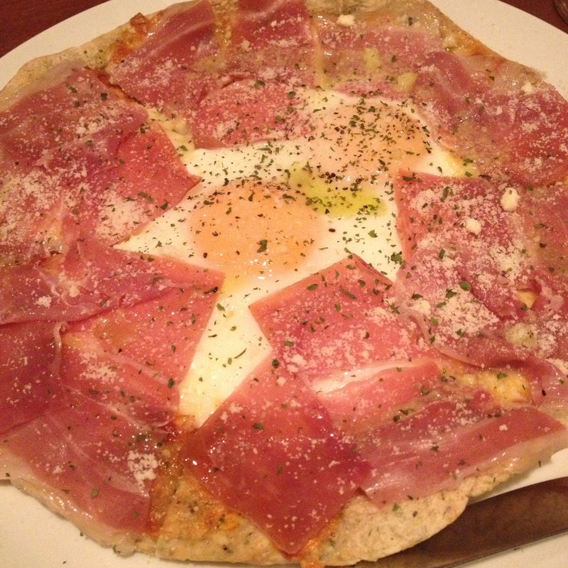 半熟目玉焼きと生ハムのピザ(ワインカフェ タンブラン)