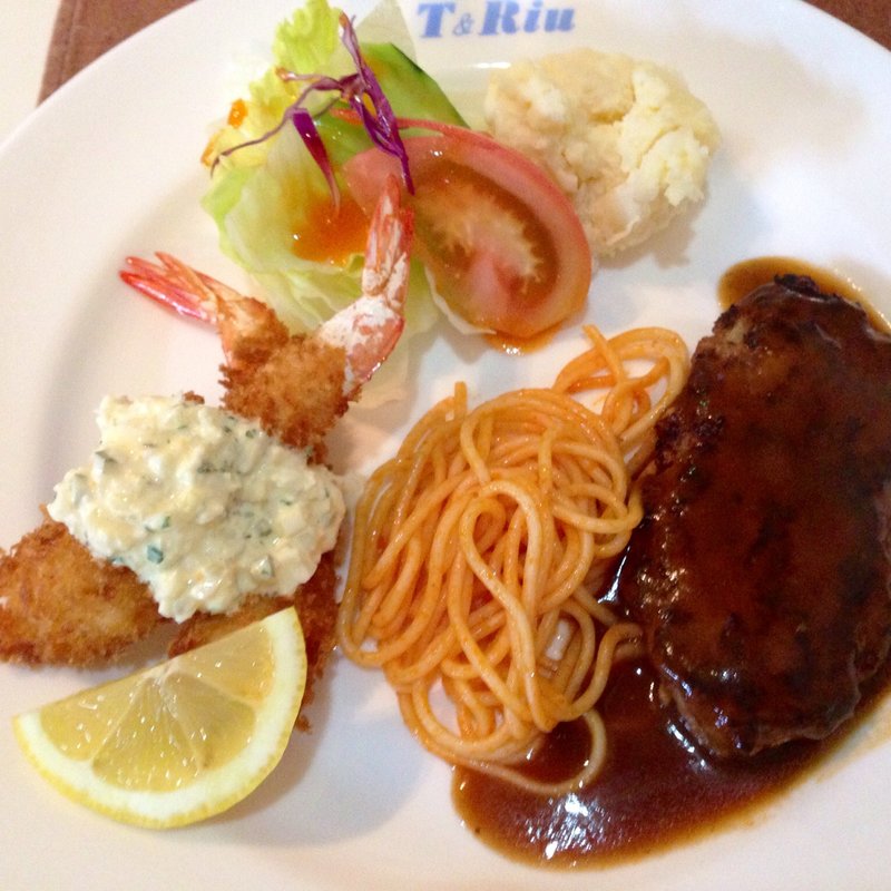 ハンバーグと海老フライの定食(ティーアンドリュー)