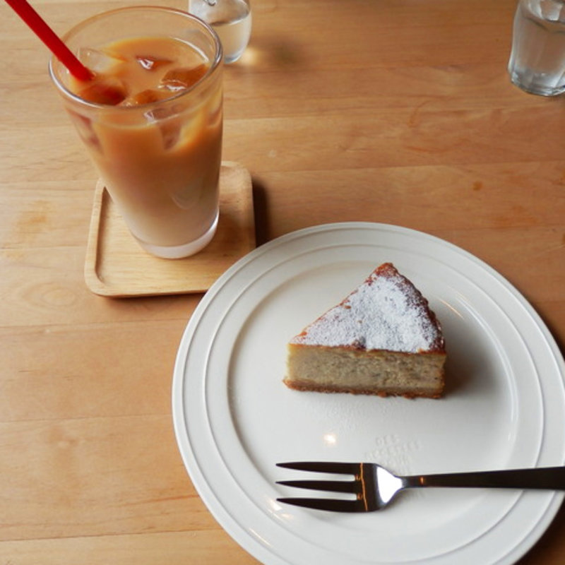 アイスミルクティー&バナナチーズケーキ (Cafe流れ星)